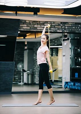 포토 JPG 전신 우먼라이프 응시 여자 실내 한명 서기 미소 사람 20대 성인 취미 옆모습 운동복 운동 건강관리 스트레칭 헬스장 거울 한국인 매트 헬스밴드 성인여자한명만 국내포토 1 라이프스타일 시선 옷 뷰포인트 모션 표정 건강 관리 동양인 청년 내부 헬스 여자한명만 성인여자만 파일형식