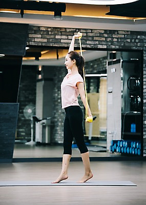 포토 JPG 전신 우먼라이프 응시 여자 실내 한명 서기 미소 사람 20대 성인 취미 옆모습 운동복 운동 건강관리 스트레칭 헬스장 거울 한국인 매트 헬스밴드 성인여자한명만 국내포토 1 라이프스타일 시선 옷 뷰포인트 모션 표정 건강 관리 동양인 청년 내부 헬스 여자한명만 성인여자만 파일형식