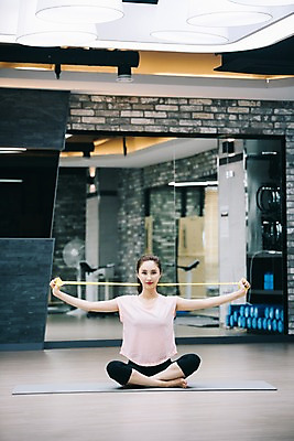 포토 JPG 전신 우먼라이프 응시 여자 팔벌리기 실내 한명 미소 사람 20대 성인 취미 앞모습 운동복 운동 건강관리 스트레칭 헬스장 거울 한국인 매트 가부좌 헬스밴드 성인여자한명만 국내포토 1 라이프스타일 시선 옷 뷰포인트 모션 표정 건강 관리 앉기 동양인 청년 내부 헬스 여자한명만 성인여자만 파일형식