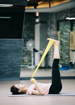 포토 JPG 전신 우먼라이프 응시 여자 실내 한명 사람 20대 성인 취미 옆모습 운동복 눕기 운동 건강관리 스트레칭 헬스장 거울 한국인 매트 당기기 헬스밴드 성인여자한명만 국내포토 1 라이프스타일 시선 옷 뷰포인트 모션 건강 관리 동양인 청년 내부 헬스 여자한명만 성인여자만 파일형식