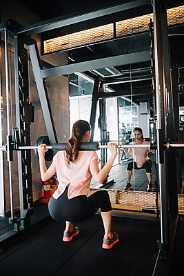 포토 JPG 전신 우먼라이프 응시 여자 실내 한명 사람 20대 성인 취미 뒷모습 운동복 운동 건강관리 운동기구 헬스장 거울 한국인 역기 웨이트트레이닝 하체운동 성인여자한명만 스쿼트 국내포토 1 라이프스타일 시선 옷 뷰포인트 건강 관리 동양인 청년 내부 헬스 여자한명만 성인여자만 파일형식 운동자세