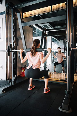 포토 JPG 전신 우먼라이프 여자 실내 한명 사람 20대 성인 취미 뒷모습 운동복 운동 건강관리 운동기구 헬스장 거울 한국인 역기 웨이트트레이닝 하체운동 성인여자한명만 스쿼트 국내포토 1 라이프스타일 옷 뷰포인트 건강 관리 동양인 청년 내부 헬스 여자한명만 성인여자만 파일형식 운동자세
