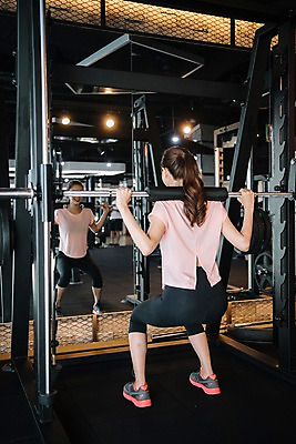 포토 JPG 전신 우먼라이프 여자 실내 한명 사람 20대 성인 취미 뒷모습 운동복 운동 건강관리 운동기구 헬스장 거울 한국인 역기 웨이트트레이닝 하체운동 성인여자한명만 스쿼트 국내포토 1 라이프스타일 옷 뷰포인트 건강 관리 동양인 청년 내부 헬스 여자한명만 성인여자만 파일형식 운동자세