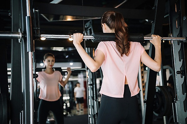 포토 JPG 우먼라이프 응시 여자 실내 한명 사람 상반신 20대 성인 취미 뒷모습 운동복 운동 건강관리 운동기구 헬스장 거울 한국인 역기 웨이트트레이닝 하체운동 성인여자한명만 스쿼트 국내포토 1 라이프스타일 시선 옷 뷰포인트 건강 관리 동양인 청년 내부 헬스 여자한명만 성인여자만 파일형식 운동자세