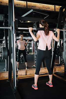 포토 JPG 전신 우먼라이프 응시 여자 실내 한명 사람 20대 성인 취미 뒷모습 운동복 운동 건강관리 헬스장 거울 한국인 역기 웨이트트레이닝 하체운동 성인여자한명만 스쿼트 국내포토 1 라이프스타일 시선 옷 뷰포인트 건강 관리 동양인 청년 내부 헬스 여자한명만 성인여자만 파일형식 운동자세