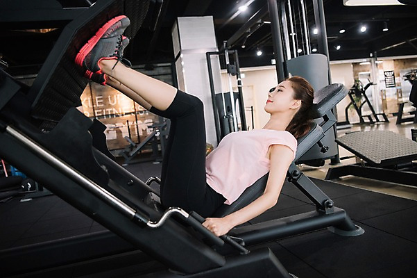 포토 JPG 전신 우먼라이프 응시 여자 실내 한명 미소 사람 20대 성인 취미 옆모습 운동복 운동 건강관리 운동기구 헬스장 한국인 웨이트트레이닝 레그프레스 하체운동 성인여자한명만 국내포토 1 라이프스타일 시선 옷 뷰포인트 표정 건강 관리 동양인 청년 내부 헬스 여자한명만 성인여자만 파일형식