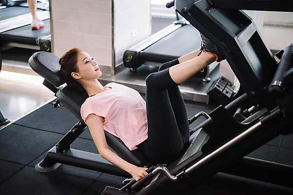 포토 JPG 전신 우먼라이프 응시 여자 실내 한명 미소 사람 20대 성인 취미 옆모습 운동복 운동 건강관리 운동기구 헬스장 한국인 웨이트트레이닝 레그프레스 하체운동 성인여자한명만 국내포토 1 라이프스타일 시선 옷 뷰포인트 표정 건강 관리 동양인 청년 내부 헬스 여자한명만 성인여자만 파일형식