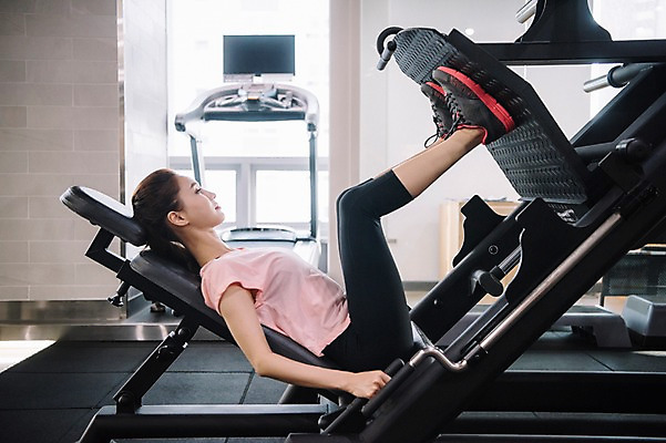 포토 JPG 전신 우먼라이프 여자 실내 한명 사람 20대 성인 취미 옆모습 운동복 운동 건강관리 운동기구 헬스장 한국인 웨이트트레이닝 레그프레스 하체운동 성인여자한명만 국내포토 1 라이프스타일 옷 뷰포인트 건강 관리 동양인 청년 내부 헬스 여자한명만 성인여자만 파일형식