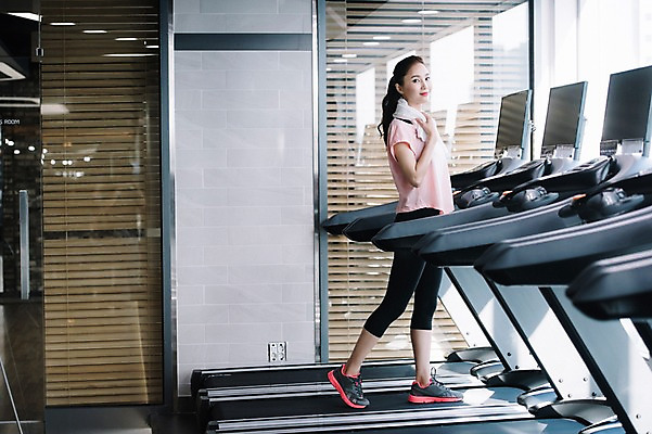 포토 JPG 전신 우먼라이프 응시 여자 실내 한명 미소 사람 20대 성인 취미 옆모습 운동복 수건 운동 건강관리 헬스장 한국인 런닝머신 유산소운동 성인여자한명만 국내포토 1 라이프스타일 시선 옷 뷰포인트 표정 건강 관리 동양인 청년 내부 위생용품 운동기구 헬스 여자한명만 성인여자만 파일형식