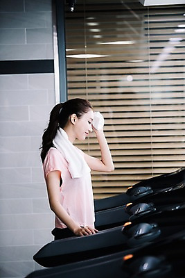 포토 JPG 우먼라이프 응시 여자 실내 한명 미소 사람 상반신 20대 성인 취미 옆모습 운동복 수건 운동 건강관리 헬스장 한국인 땀 런닝머신 닦기 유산소운동 성인여자한명만 국내포토 1 라이프스타일 시선 옷 뷰포인트 모션 표정 건강 관리 동양인 청년 내부 위생용품 운동기구 헬스 여자한명만 성인여자만 파일형식