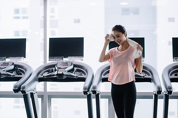 포토 JPG 우먼라이프 응시 여자 실내 한명 미소 사람 상반신 20대 성인 취미 앞모습 운동복 수건 운동 건강관리 헬스장 한국인 창가 땀 런닝머신 닦기 유산소운동 성인여자한명만 국내포토 1 라이프스타일 시선 옷 뷰포인트 창문 모션 표정 건강 관리 동양인 청년 내부 위생용품 운동기구 헬스 여자한명만 성인여자만 파일형식