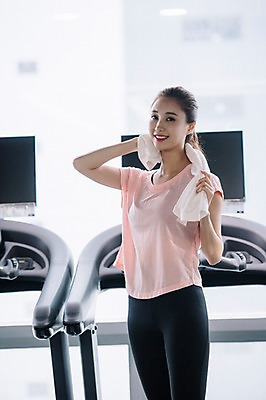 포토 JPG 우먼라이프 응시 여자 실내 한명 미소 사람 상반신 20대 성인 취미 앞모습 운동복 수건 운동 건강관리 헬스장 한국인 땀 런닝머신 닦기 유산소운동 성인여자한명만 국내포토 1 라이프스타일 시선 옷 뷰포인트 모션 표정 건강 관리 동양인 청년 내부 위생용품 운동기구 헬스 여자한명만 성인여자만 파일형식