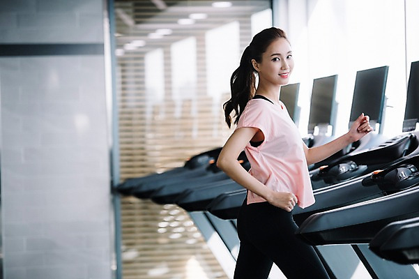 포토 JPG 우먼라이프 응시 여자 실내 한명 미소 사람 상반신 20대 성인 취미 옆모습 운동복 운동 건강관리 헬스장 한국인 런닝머신 유산소운동 성인여자한명만 국내포토 1 라이프스타일 시선 옷 뷰포인트 표정 건강 관리 동양인 청년 내부 운동기구 헬스 여자한명만 성인여자만 파일형식