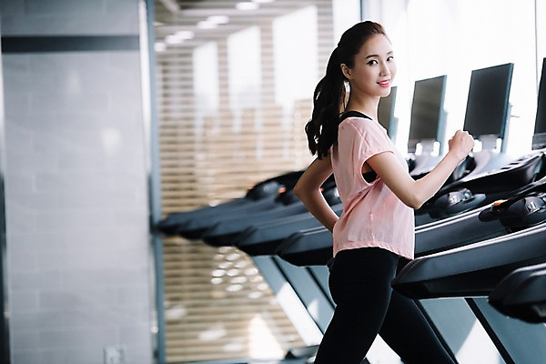 포토 JPG 우먼라이프 응시 여자 실내 한명 미소 사람 상반신 20대 성인 취미 옆모습 운동복 운동 건강관리 헬스장 한국인 런닝머신 유산소운동 성인여자한명만 국내포토 1 라이프스타일 시선 옷 뷰포인트 표정 건강 관리 동양인 청년 내부 운동기구 헬스 여자한명만 성인여자만 파일형식
