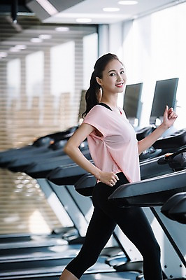 포토 JPG 우먼라이프 응시 여자 실내 한명 미소 사람 상반신 20대 성인 취미 옆모습 운동복 운동 건강관리 헬스장 한국인 런닝머신 유산소운동 성인여자한명만 국내포토 1 라이프스타일 시선 옷 뷰포인트 표정 건강 관리 동양인 청년 내부 운동기구 헬스 여자한명만 성인여자만 파일형식