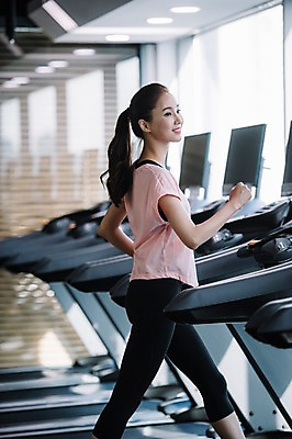 포토 JPG 우먼라이프 응시 여자 실내 한명 미소 사람 상반신 20대 성인 취미 옆모습 운동복 운동 건강관리 헬스장 한국인 런닝머신 유산소운동 성인여자한명만 국내포토 1 라이프스타일 시선 옷 뷰포인트 표정 건강 관리 동양인 청년 내부 운동기구 헬스 여자한명만 성인여자만 파일형식