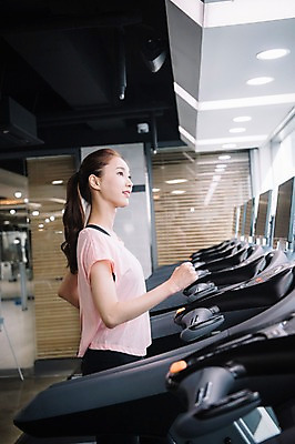 포토 JPG 우먼라이프 응시 여자 실내 한명 사람 상반신 20대 성인 취미 옆모습 운동복 운동 건강관리 헬스장 한국인 런닝머신 유산소운동 성인여자한명만 국내포토 1 라이프스타일 시선 옷 뷰포인트 건강 관리 동양인 청년 내부 운동기구 헬스 여자한명만 성인여자만 파일형식