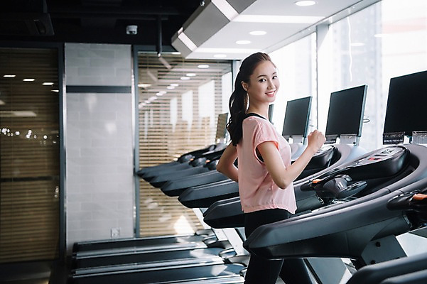 포토 JPG 우먼라이프 응시 여자 실내 한명 미소 사람 상반신 20대 성인 취미 옆모습 운동복 운동 건강관리 헬스장 한국인 뒤돌아보기 런닝머신 유산소운동 성인여자한명만 국내포토 1 라이프스타일 시선 옷 뷰포인트 모션 표정 건강 관리 동양인 청년 내부 운동기구 헬스 여자한명만 성인여자만 파일형식