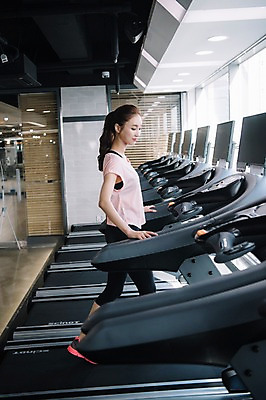 포토 JPG 전신 우먼라이프 응시 여자 실내 한명 미소 사람 20대 성인 취미 옆모습 운동복 운동 건강관리 헬스장 한국인 런닝머신 유산소운동 성인여자한명만 국내포토 1 라이프스타일 시선 옷 뷰포인트 표정 건강 관리 동양인 청년 내부 운동기구 헬스 여자한명만 성인여자만 파일형식