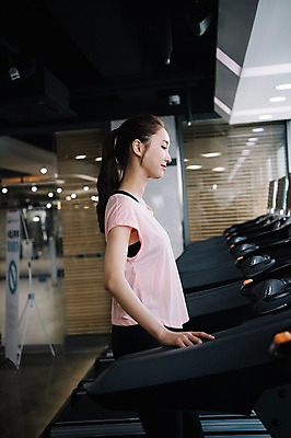 포토 JPG 우먼라이프 응시 여자 실내 한명 미소 사람 상반신 20대 성인 취미 옆모습 운동복 운동 건강관리 헬스장 한국인 런닝머신 유산소운동 성인여자한명만 국내포토 1 라이프스타일 시선 옷 뷰포인트 표정 건강 관리 동양인 청년 내부 운동기구 헬스 여자한명만 성인여자만 파일형식