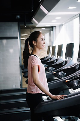 포토 JPG 우먼라이프 응시 여자 실내 한명 미소 사람 상반신 20대 성인 취미 옆모습 운동복 운동 건강관리 헬스장 한국인 런닝머신 유산소운동 성인여자한명만 국내포토 1 라이프스타일 시선 옷 뷰포인트 표정 건강 관리 동양인 청년 내부 운동기구 헬스 여자한명만 성인여자만 파일형식