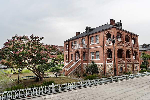 포토 JPG 주간 한국전통 전통문화 여행 고건축 풍경 사람없음 야외 울타리 성당 문화재 배롱나무 전주 전주한옥마을 전동성당 국내포토 자연요소 나무 전통 건축물 문화 종교건축 한국 담장 전라북도 한옥마을 파일형식