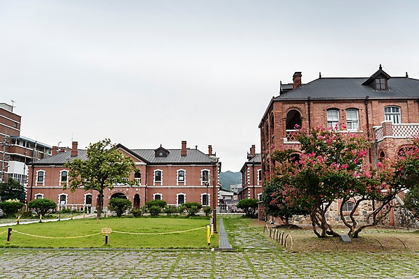 포토 JPG 주간 한국전통 전통문화 여행 풍경 잔디 사람없음 야외 성당 문화재 배롱나무 전주 전주한옥마을 전동성당 국내포토 자연요소 나무 식물 전통 문화 종교건축 한국 전라북도 한옥마을 파일형식