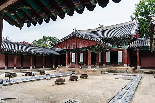 포토 JPG 주간 한국전통 전통문화 여행 고건축 한국건축 풍경 사람없음 야외 전통문양 정원 문화재 처마 기와지붕 마당극 전주 경기전 전주한옥마을 국내포토 자연요소 전통 문양 건축물 건축 문화 지붕 한국 기와 전라북도 한옥마을 파일형식