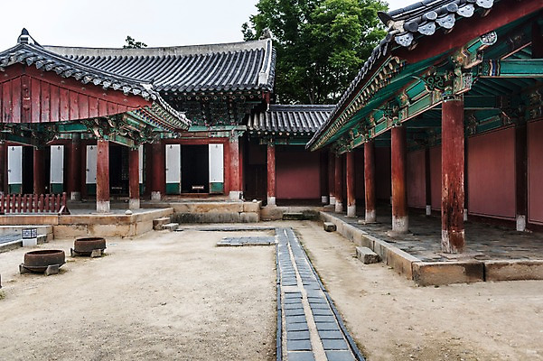 포토 JPG 주간 한국전통 전통문화 여행 고건축 한국건축 풍경 사람없음 야외 정원 문화재 역사 처마 기와지붕 돌길 전주 경기전 전주한옥마을 국내포토 자연요소 전통 건축물 건축 문화 길 지붕 한국 기와 전라북도 한옥마을 파일형식 아시아 한옥 마을 전라도 나라