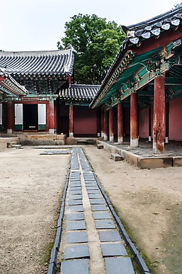 포토 JPG 주간 한국전통 전통문화 여행 고건축 한국건축 풍경 사람없음 야외 전통문양 정원 문화재 처마 기와지붕 돌길 전주 경기전 전주한옥마을 국내포토 자연요소 전통 문양 건축물 건축 문화 길 지붕 한국 기와 전라북도 한옥마을 파일형식 아시아 한옥 마을 전라도 나라