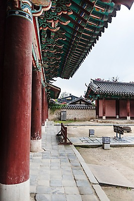 포토 JPG 주간 한국전통 여행 고건축 풍경 사람없음 야외 전통문양 정원 문화재 기둥 역사 처마 기와지붕 전주 경기전 전주한옥마을 국내포토 자연요소 전통 문양 건축물 건축 지붕 한국 기와 전라북도 한옥마을 파일형식