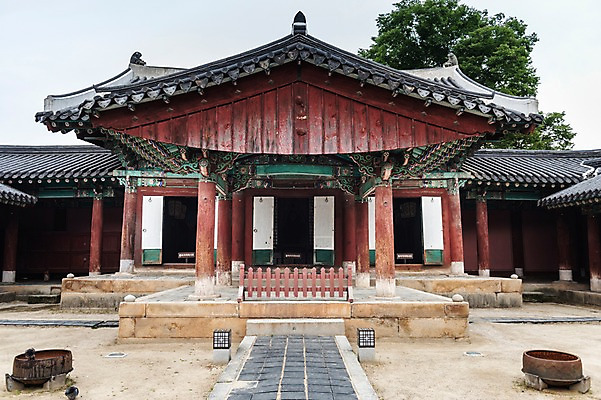 포토 JPG 주간 한국전통 전통문화 여행 고건축 한국건축 풍경 사람없음 야외 문화재 역사 기와지붕 전주 경기전 전주한옥마을 국내포토 자연요소 전통 건축물 건축 문화 지붕 한국 기와 전라북도 한옥마을 파일형식