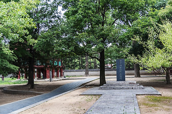 포토 JPG 주간 나무 한국전통 여행 풍경 사람없음 야외 문화재 역사 비석 전주 기와담장 경기전 전주한옥마을 국내포토 자연요소 식물 전통 한국 기와 담장 전라북도 한옥마을 파일형식