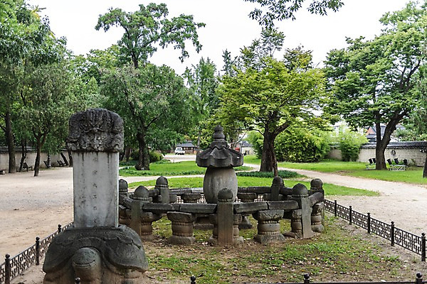 포토 JPG 주간 나무 한국전통 여행 풍경 잔디 사람없음 야외 문화재 비석 전주 경기전 전주한옥마을 국내포토 자연요소 식물 전통 한국 전라북도 한옥마을 파일형식 아시아 한옥 마을 전라도 나라 고건축 건축물 건축