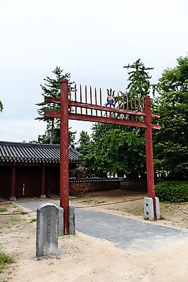 포토 JPG 주간 나무 한국전통 전통문화 여행 고건축 한국건축 풍경 사람없음 야외 문 문화재 비석 기와지붕 전주 홍살문 기와담장 경기전 전주한옥마을 국내포토 자연요소 식물 전통 건축물 건축 문화 지붕 한국 기와 담장 전라북도 전통문 한옥마을 파일형식