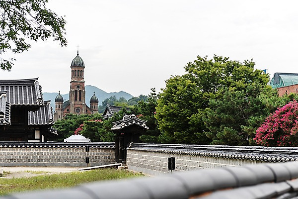 포토 JPG 주간 한국전통 여행 고건축 풍경 사람없음 야외 성당 정원 문화재 역사 기와지붕 국내여행 배롱나무 전주 기와담장 경기전 전주한옥마을 전동성당 국내포토 자연요소 나무 전통 건축물 종교건축 지붕 한국 기와 담장 전라북도 한옥마을 파일형식