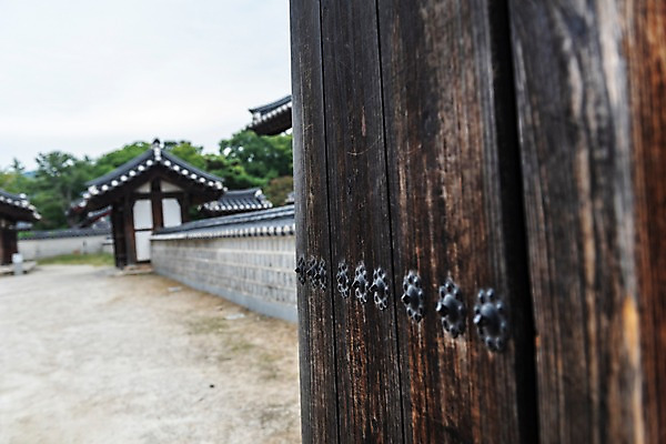 포토 JPG 주간 한국전통 여행 풍경 사람없음 야외 문 정원 문화재 기와지붕 국내여행 전주 기와담장 경기전 전주한옥마을 국내포토 자연요소 전통 지붕 한국 기와 담장 전라북도 한옥마을 파일형식