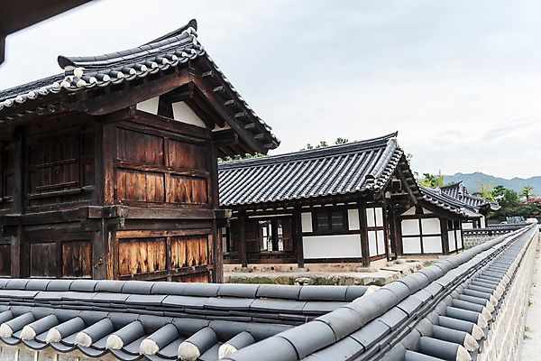 포토 JPG 주간 한국전통 여행 풍경 사람없음 야외 문화재 역사 기와지붕 국내여행 전주 기와담장 경기전 전주한옥마을 국내포토 자연요소 전통 지붕 한국 기와 담장 전라북도 한옥마을 파일형식