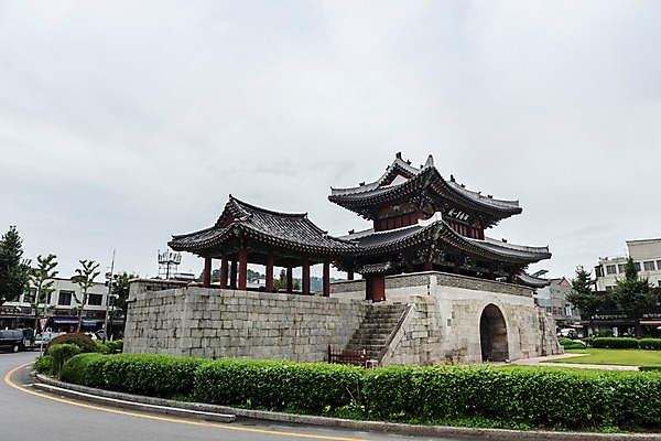 포토 JPG 주간 한국전통 여행 고건축 한국건축 풍경 사람없음 야외 전통문양 성 국보 처마 기와지붕 돌계단 성문 국내여행 전주 풍남문 전주한옥마을 국내포토 자연요소 전통 문양 건축물 건축 지붕 한국 기와 계단 문화재 돌_바위 전라북도 한옥마을 파일형식