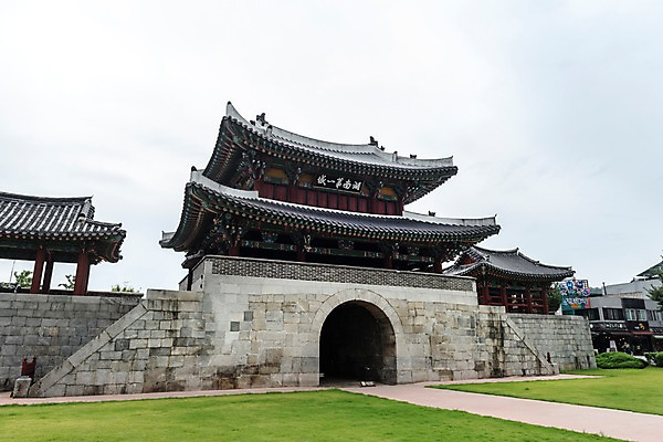 포토 JPG 주간 한국전통 여행 고건축 한국건축 풍경 잔디 사람없음 야외 성 국보 처마 기와지붕 성문 국내여행 전주 풍남문 현판 전주한옥마을 국내포토 자연요소 식물 전통 건축물 건축 지붕 한국 기와 문화재 전라북도 한옥마을 파일형식