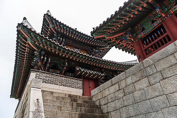 포토 JPG 주간 한국전통 여행 고건축 한국건축 풍경 사람없음 야외 화려 성 국보 처마 기와지붕 돌계단 성문 국내여행 전주 풍남문 전주한옥마을 국내포토 자연요소 전통 건축물 건축 컨셉 지붕 한국 기와 계단 문화재 돌_바위 전라북도 한옥마을 파일형식