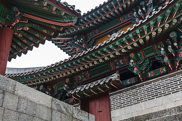 포토 JPG 주간 한국전통 여행 고건축 한국건축 풍경 사람없음 야외 전통문양 문화재 화려 성 처마 기와지붕 보물 성문 국내여행 전주 풍남문 전주한옥마을 국내포토 자연요소 전통 문양 건축물 건축 컨셉 지붕 한국 기와 전라북도 한옥마을 파일형식