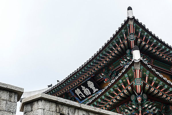 포토 JPG 주간 한국전통 여행 고건축 한국건축 하늘 풍경 사람없음 야외 문 문화재 화려 성 처마 기와지붕 보물 성문 국내여행 전주 풍남문 전주한옥마을 국내포토 자연요소 전통 건축물 건축 컨셉 지붕 한국 기와 전라북도 한옥마을 파일형식