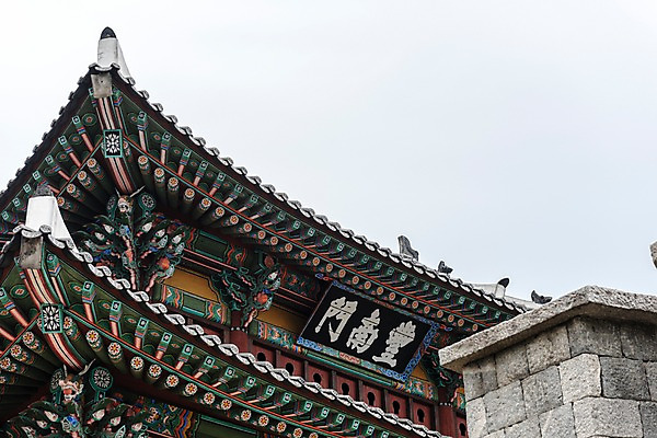 포토 JPG 주간 한국전통 여행 고건축 한국건축 하늘 풍경 사람없음 야외 문 문화재 화려 성 처마 기와지붕 보물 성문 국내여행 전주 풍남문 현판 전주한옥마을 국내포토 자연요소 전통 건축물 건축 컨셉 지붕 한국 기와 전라북도 한옥마을 파일형식