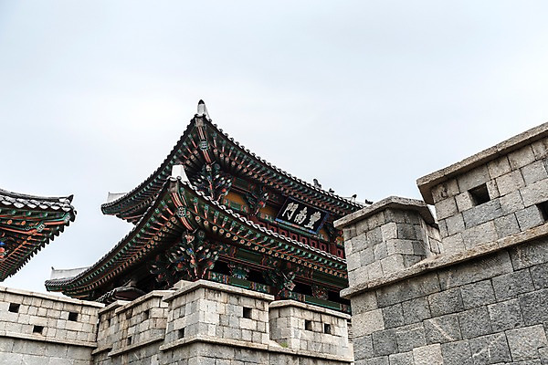 포토 JPG 주간 한국전통 여행 고건축 한국건축 하늘 풍경 사람없음 야외 문 문화재 성 처마 기와지붕 보물 성문 국내여행 전주 풍남문 현판 전주한옥마을 국내포토 자연요소 전통 건축물 건축 지붕 한국 기와 전라북도 한옥마을 파일형식