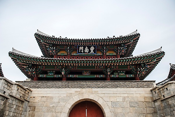 포토 JPG 주간 한국전통 여행 고건축 한국건축 하늘 풍경 사람없음 야외 문 문화재 화려 성 처마 보물 성문 국내여행 전주 풍남문 전주한옥마을 국내포토 자연요소 전통 건축물 건축 컨셉 한국 전라북도 한옥마을 파일형식