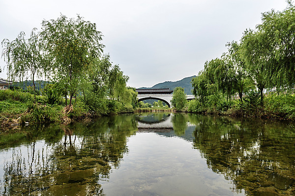 포토 JPG 주간 나무 한국전통 여행 고건축 자연 풍경 사람없음 야외 강 정자 풀숲 기와지붕 국내여행 전주 청연루 가교 전주한옥마을 남천교 국내포토 자연요소 식물 전통 건축물 지붕 한국 기와 다리_건축물 숲 전라북도 생태계 한옥마을 파일형식