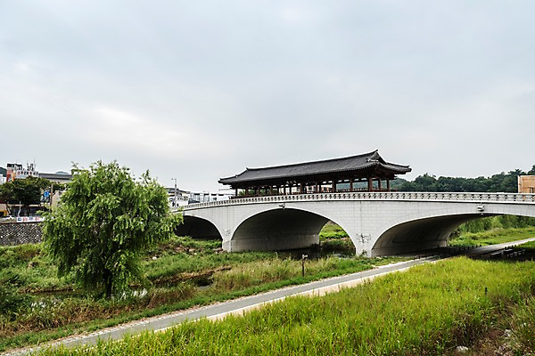 포토 JPG 주간 나무 한국전통 여행 고건축 풍경 사람없음 야외 강 산책로 정자 풀숲 기와지붕 국내여행 전주 청연루 가교 전주한옥마을 남천교 국내포토 자연요소 식물 전통 건축물 길 지붕 한국 기와 다리_건축물 숲 전라북도 한옥마을 파일형식
