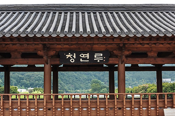 포토 JPG 주간 한국전통 여행 고건축 풍경 사람없음 야외 관광지 정자 기와지붕 국내여행 전주 청연루 현판 전주한옥마을 국내포토 자연요소 전통 건축물 지붕 한국 기와 전라북도 한옥마을 파일형식