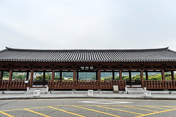 포토 JPG 주간 한국전통 도로 여행 풍경 사람없음 야외 관광지 정자 기와지붕 국내여행 전주 청연루 현판 전주한옥마을 국내포토 자연요소 전통 건축물 길 교통시설 지붕 한국 기와 전라북도 한옥마을 파일형식